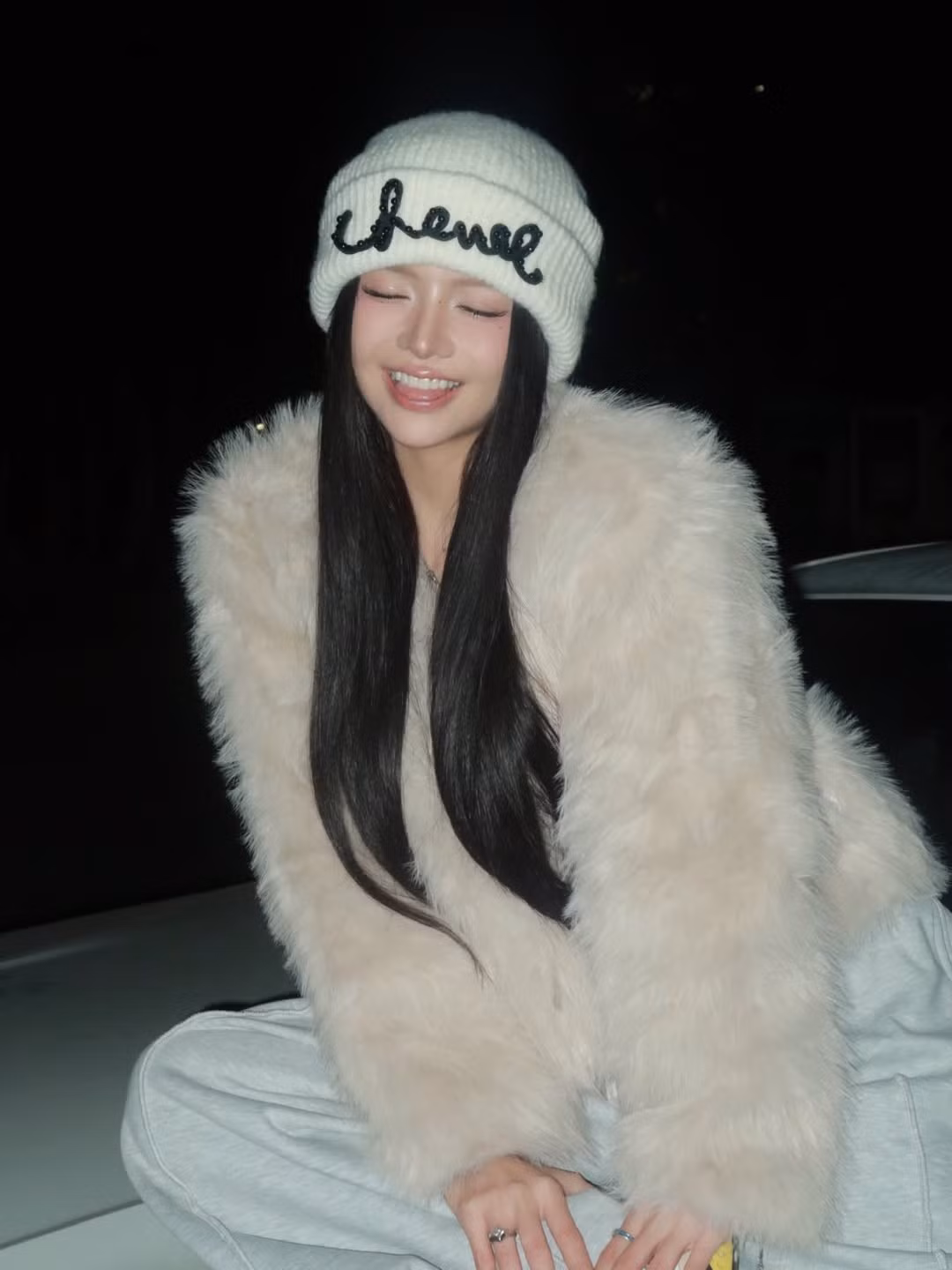 Ciin áp dụng layout makeup cực kỳ thịnh hành trên các nền tảng mạng xã hội với lớp nền căng bóng kết hợp với màu son hồng đào mướt mịn giúp cô nàng trông rạng rỡ ngay cả trong điều kiện thiếu sáng. (Ảnh: IGNV)