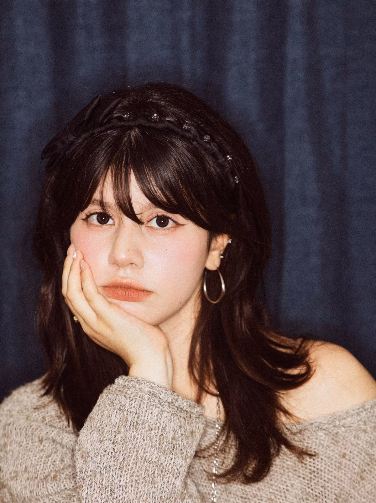 Điểm sáng nhất trong bộ ảnh chính là đôi mắt to tròn, long lanh cùng nụ cười tươi tắn của Ebra Lê. (Ảnh: FBNV)