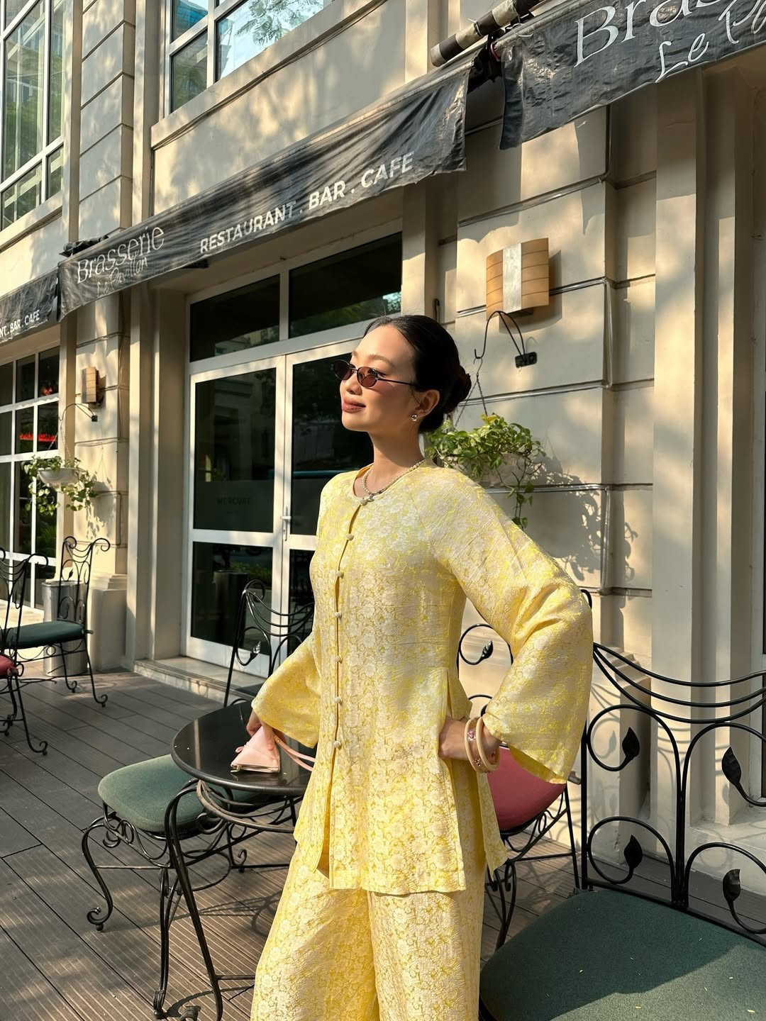 Chái Chanh khiến người xem không khỏi rời mắt bởi nụ cười tỏa nắng và thần thái nhẹ nhàng. Cô khéo léo sử dụng các phụ kiện như chiếc túi nhỏ xinh để làm điểm nhấn. (Ảnh: IG @chaichanh)