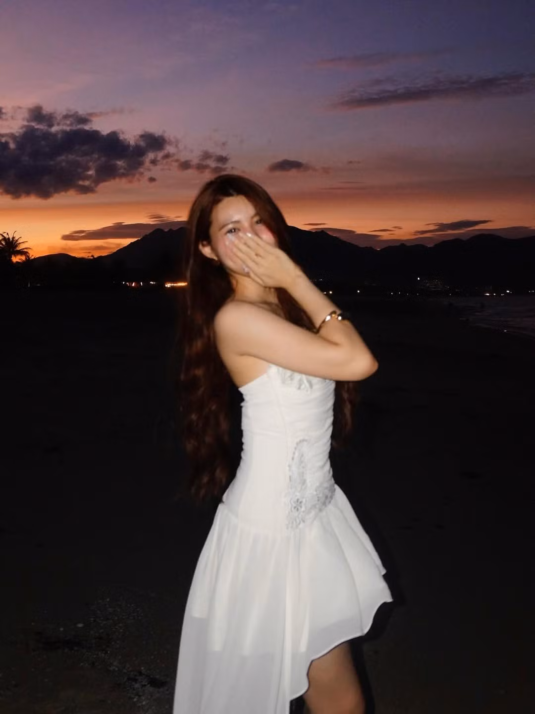 Hạt Dẻ chỉ sử dụng vài phụ kiện cơ bản như vòng tay trơn màu vàng và khuyên tai nhỏ, không quá nổi bật nhưng đủ để làm tổng thể không bị đơn điệu.