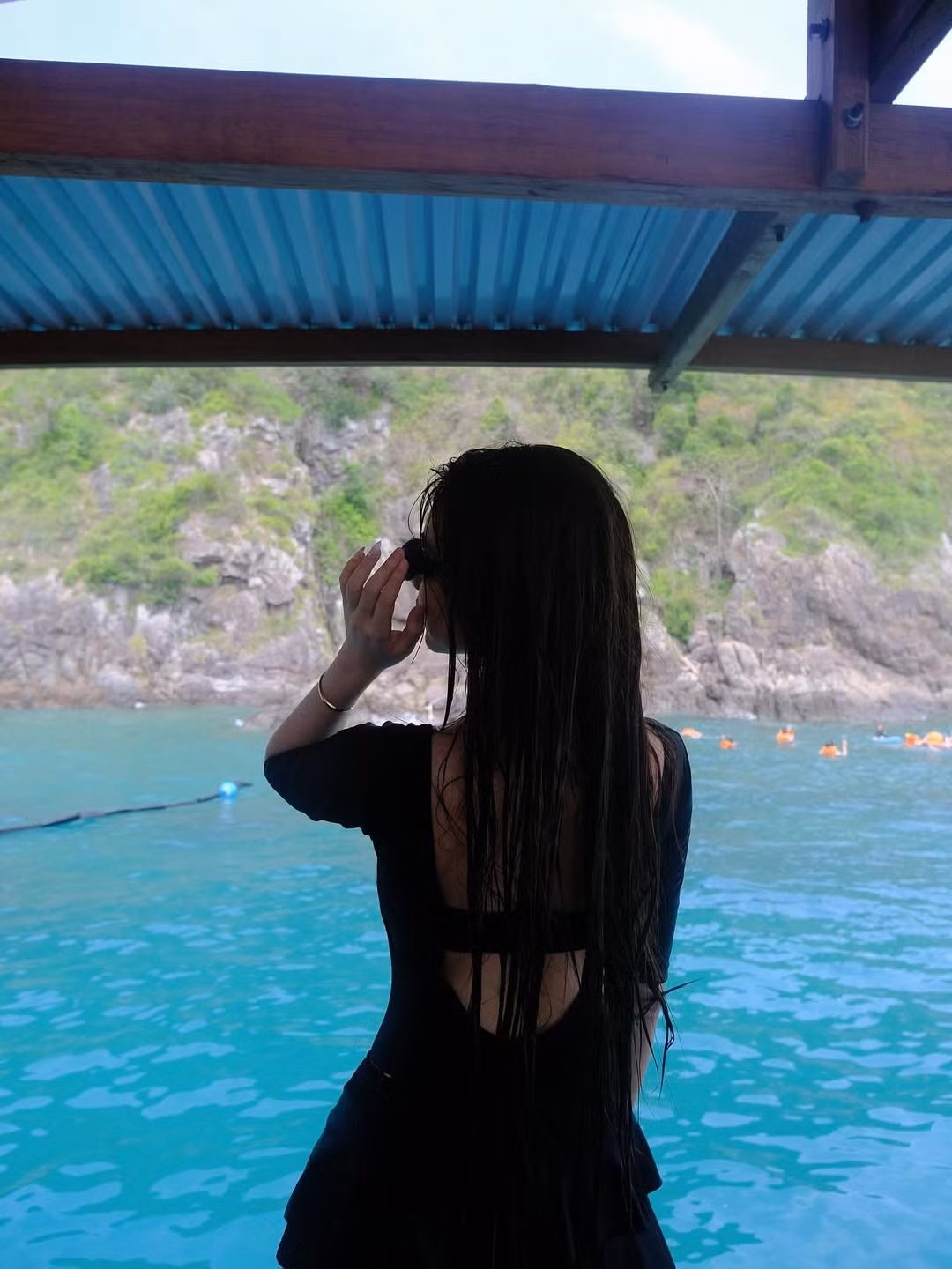 Trong những khoảnh khắc check-in trên thuyền, Hạt Dẻ diện bộ đồ bơi đơn giản tông đen, kết hợp kính râm cá tính, để lộ làn da sáng khỏe và thần thái tự tin, năng động.