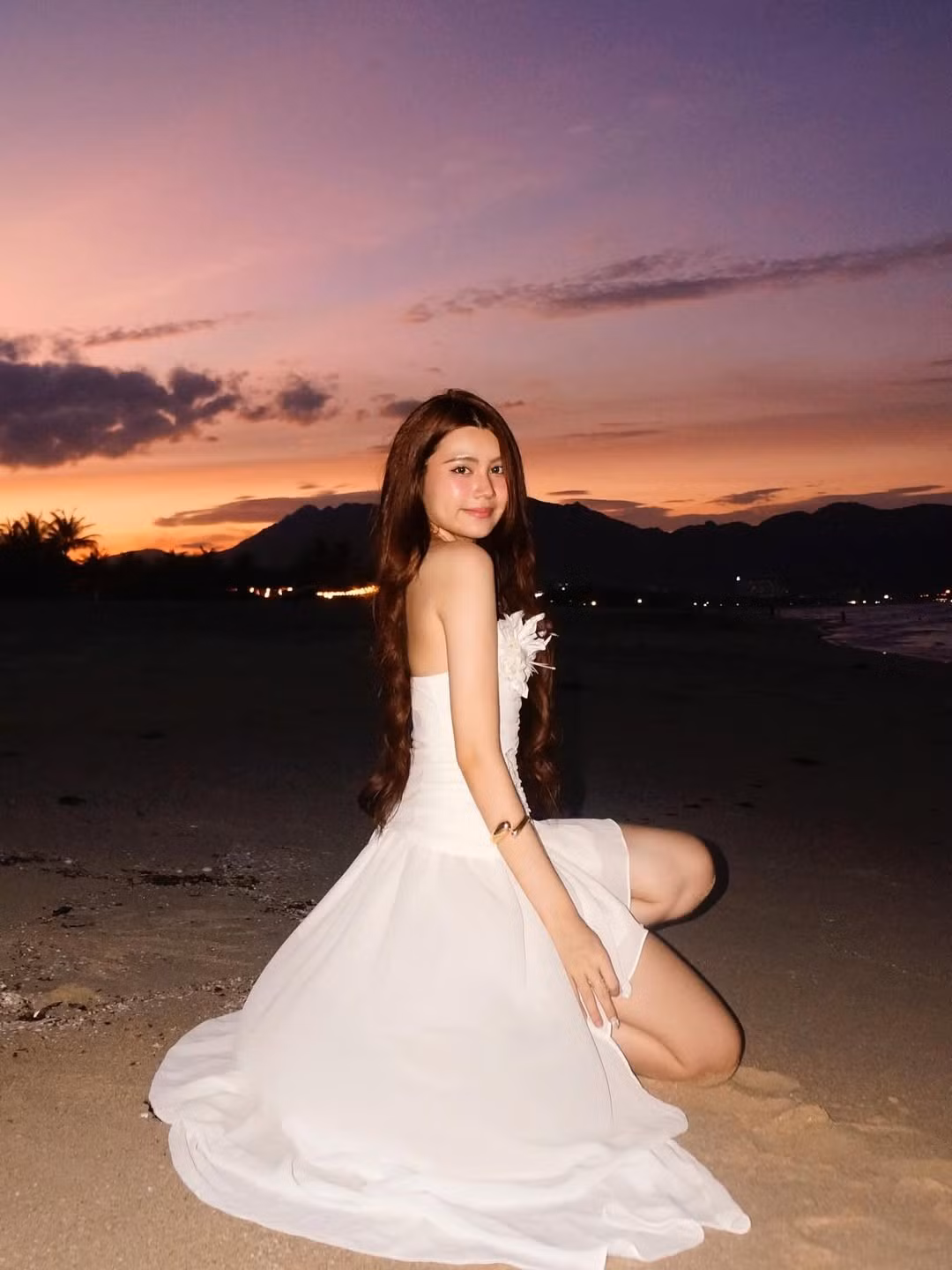 Chất liệu váy nhẹ nhàng, bay bổng, kết hợp cùng ánh sáng tự nhiên lúc hoàng hôn, tạo nên tổng thể vô cùng lãng mạn, mơ màng.