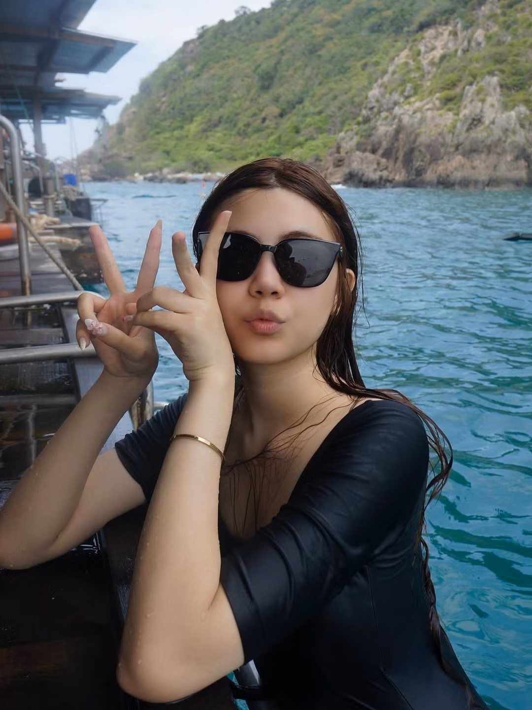 Hạt Dẻ (tên thật Mai Thảo Ngọc, SN 2008) được biết đến là con gái út của MC Quyền Linh và doanh nhân Dạ Thảo. Cô nàng dù chưa hoạt động nghệ thuật nhưng đã thu hút cho mình lượng lớn người theo dõi trên mạng xã hội. Mới đây, cô nàng vừa đăng tải loạt ảnh trong chuyến du lịch biển đúng với tinh thần đắm mình tận hưởng mùa hè.