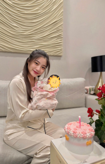 Không chỉ khoe ảnh xinh đẹp, Bống Nam Phương còn khiến nhiều "mẹ bỉm" đồng cảm khi chia sẻ chi tiết về quá trình chuyển dạ tự nhiên. (Ảnh: FBNV)