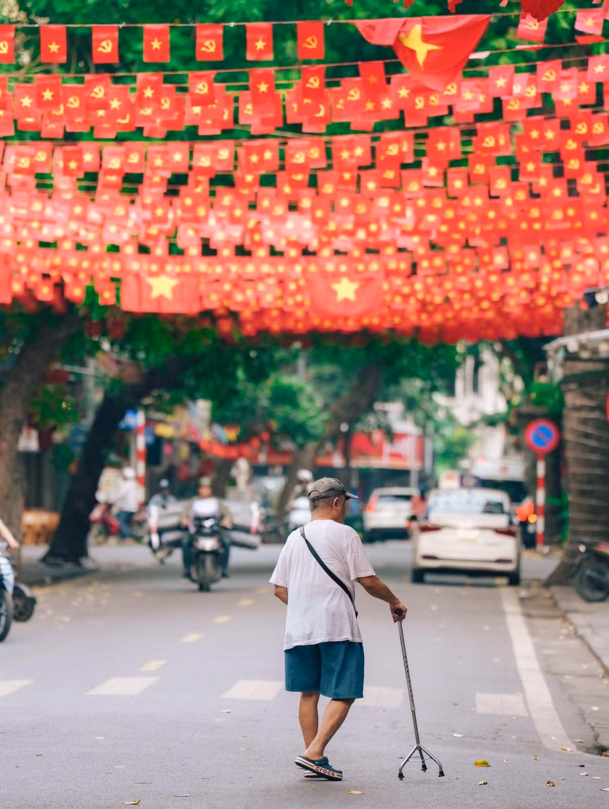 Cảnh tượng này không chỉ tô điểm cho không gian phố thị mà còn gợi lên trong lòng mỗi người dân niềm tự hào dân tộc sâu sắc. (Ảnh: Blog Của Rọt)