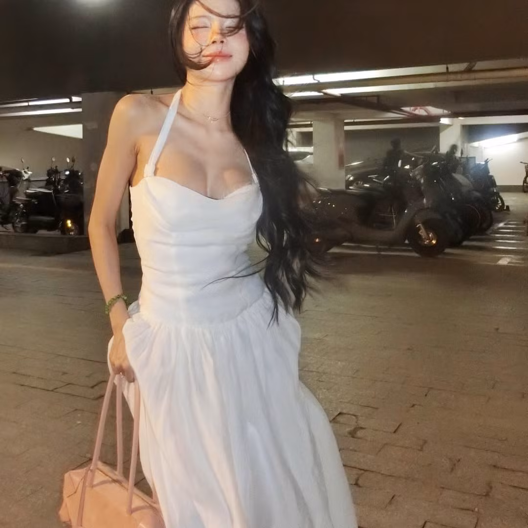 Mặc dù trang phục màu trắng tối giản, nhưng chi tiết cổ yếm và dáng trễ nải chính là "chìa khóa" giúp Mai Dora toát lên vẻ quyến rũ mê người. (Ảnh: IGNV)