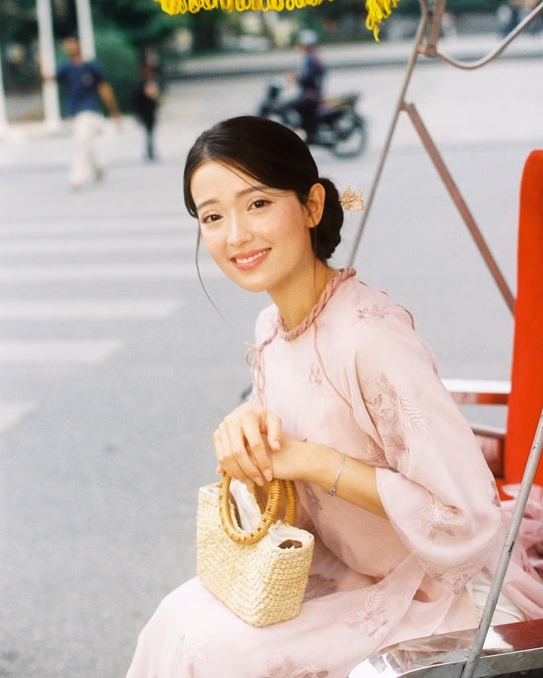 Người theo dõi yêu mến cô nàng không chỉ bởi phong cách giản dị, mà còn nguồn năng lượng tích cực toát ra từ những khoảnh khắc được Alissa Hồ đăng tải lên trang cá nhân.