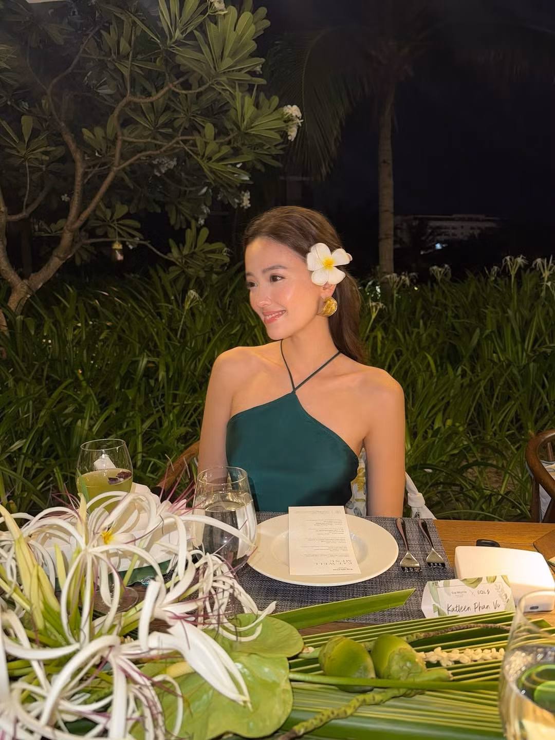 Tuy nhiên, với mong muốn khám phá thêm những khía cạnh khác của bản thân và tìm kiếm công việc mang tính sáng tạo, năng động hơn, Alissa còn thử sức với vai trò người mẫu ảnh và nhà sáng tạo nội dung trên mạng xã hội.