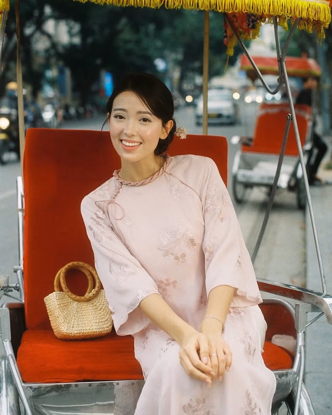 Cô tiết lộ có rất ít quần áo, phụ kiện vì chỉ ưu tiên những món đồ có thể phối nhiều kiểu, "vừa phù hợp với nhiều sự kiện, lại vừa nhẹ vali mỗi lần di chuyển".