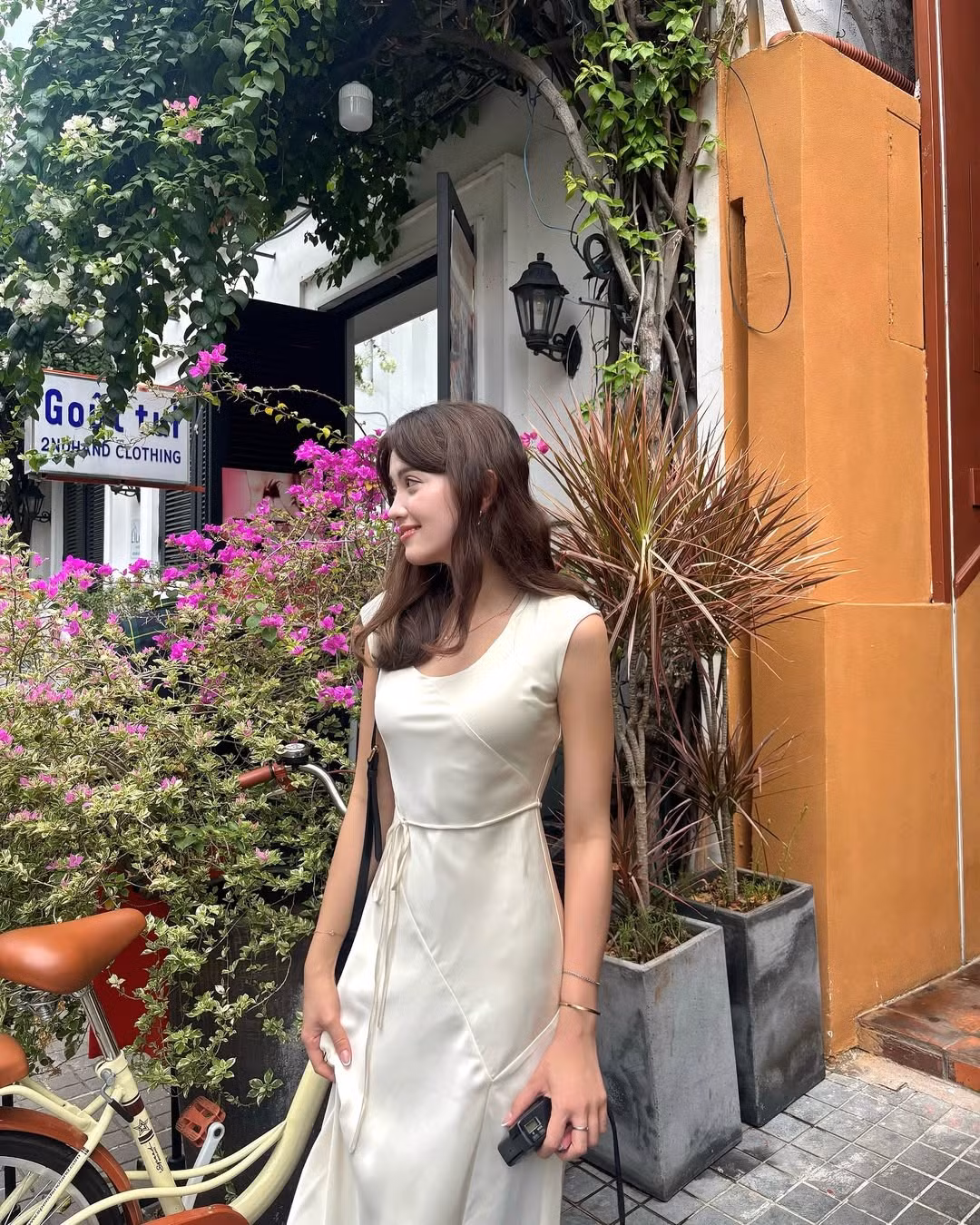 Được nhận xét có phong cách ăn mặc chỉn chu, thanh lịch, người đẹp cho biết bản thân thích mặc đồ đơn giản, ít hoạ tiết, không quá rộng và thoải mái.