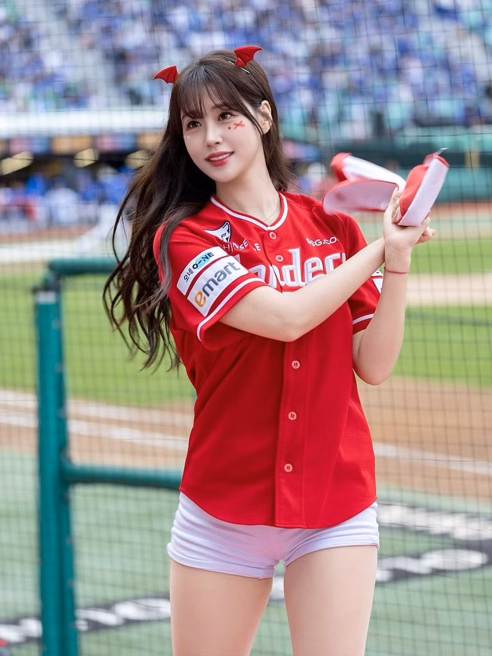 Cô là thành viên của đội cổ vũ Passion Sisters thuộc đội bóng chày Chunghwa Telecom Brothers tại Đài Loan. Sự hiện diện của cô tại các sân vận động lớn như Taipei Dome luôn tạo nên cơn sốt vé và sự cuồng nhiệt đặc biệt từ khán giả xứ Đài. (Ảnh: IGNV)