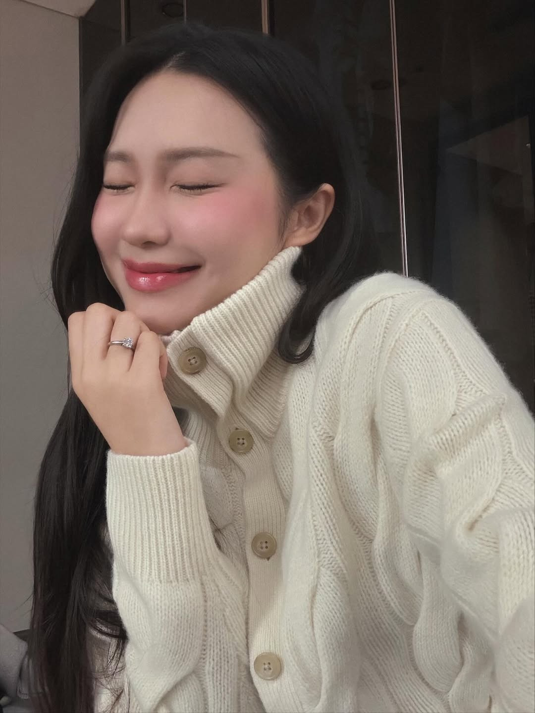 Hải My kết hợp áo len cùng quần jeans ống rộng cạp cao màu xanh nhạt, tạo nên sự cân bằng hoàn hảo giữa nét nữ tính và sự năng động, trẻ trung. (Ảnh: IGNV)