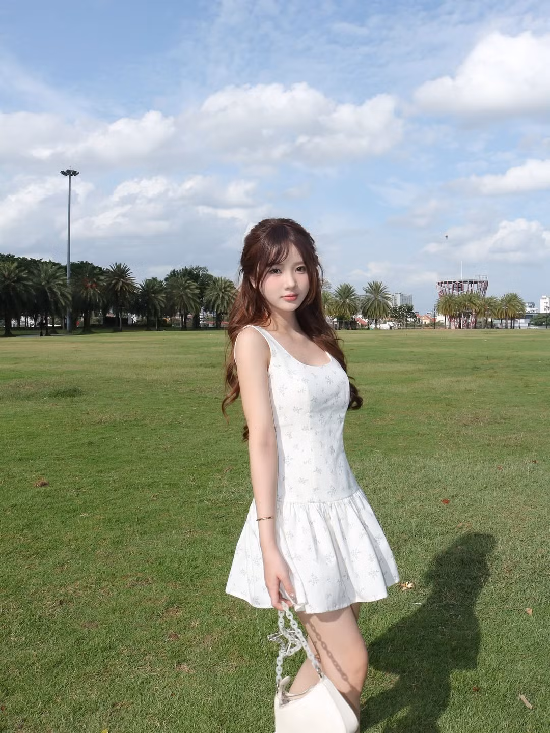 Làn da trắng hồng rạng rỡ dưới ánh nắng nhẹ càng khiến cô trông tươi tắn và tràn đầy sức sống.