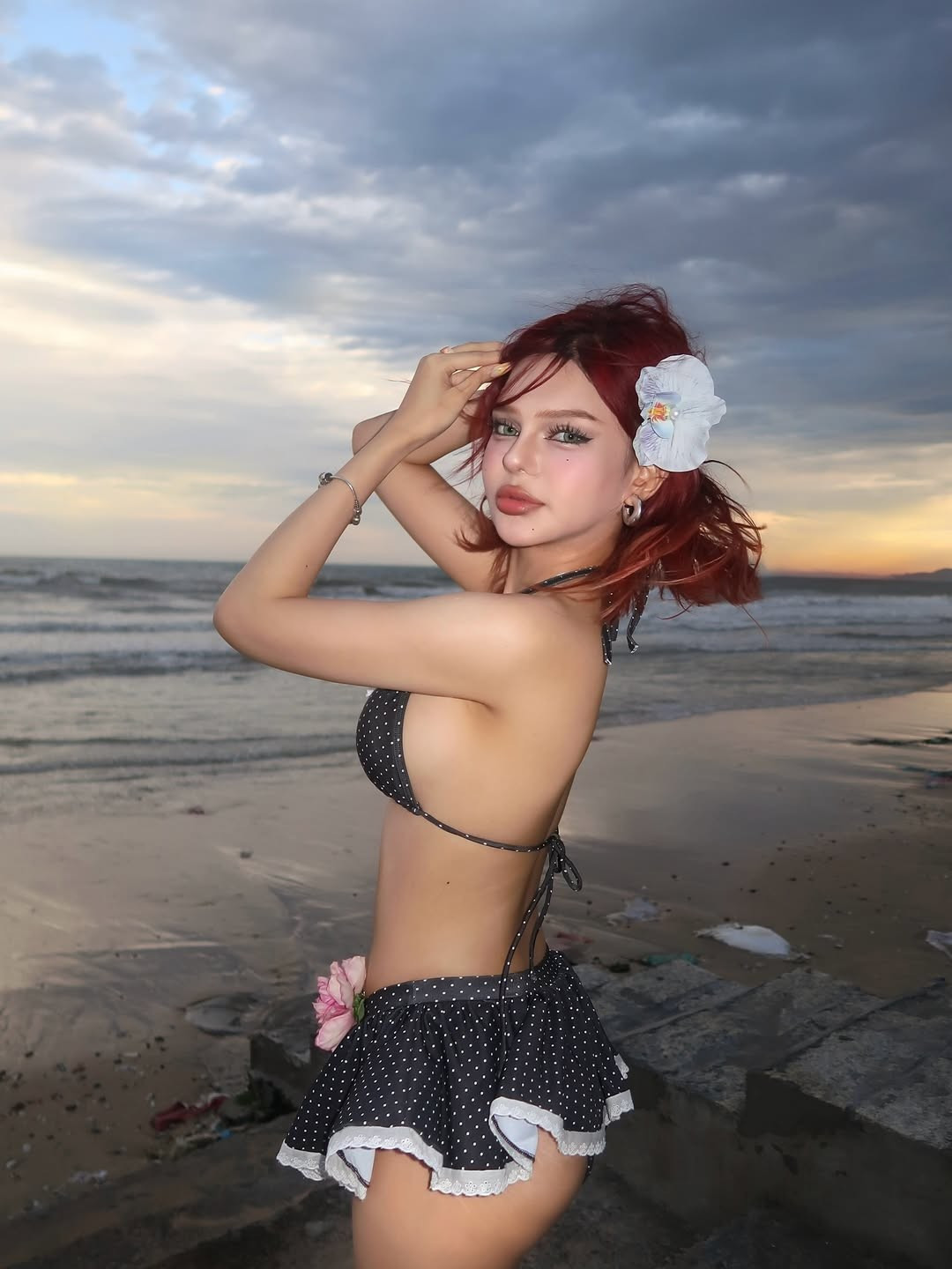 Dù nhận về nhiều ý kiến trái chiều về nhan sắc, tuy nhiên Đan Thy vẫn thu hút một lượng lớn người theo dõi trên trang cá nhân. Cô nàng gây ấn tượng không chỉ bởi câu chuyện liên quan đến phẫu thuật thẩm mỹ, mà còn bởi phong cách ăn mặc cá tính, có gu.