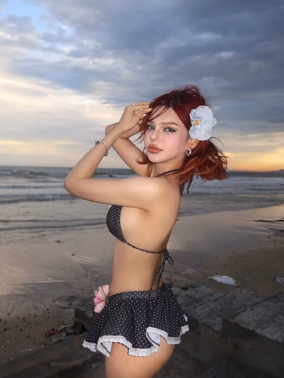 Dù nhận về nhiều ý kiến trái chiều về nhan sắc, tuy nhiên Đan Thy vẫn thu hút một lượng lớn người theo dõi trên trang cá nhân. Cô nàng gây ấn tượng không chỉ bởi câu chuyện liên quan đến phẫu thuật thẩm mỹ, mà còn bởi phong cách ăn mặc cá tính, có gu.