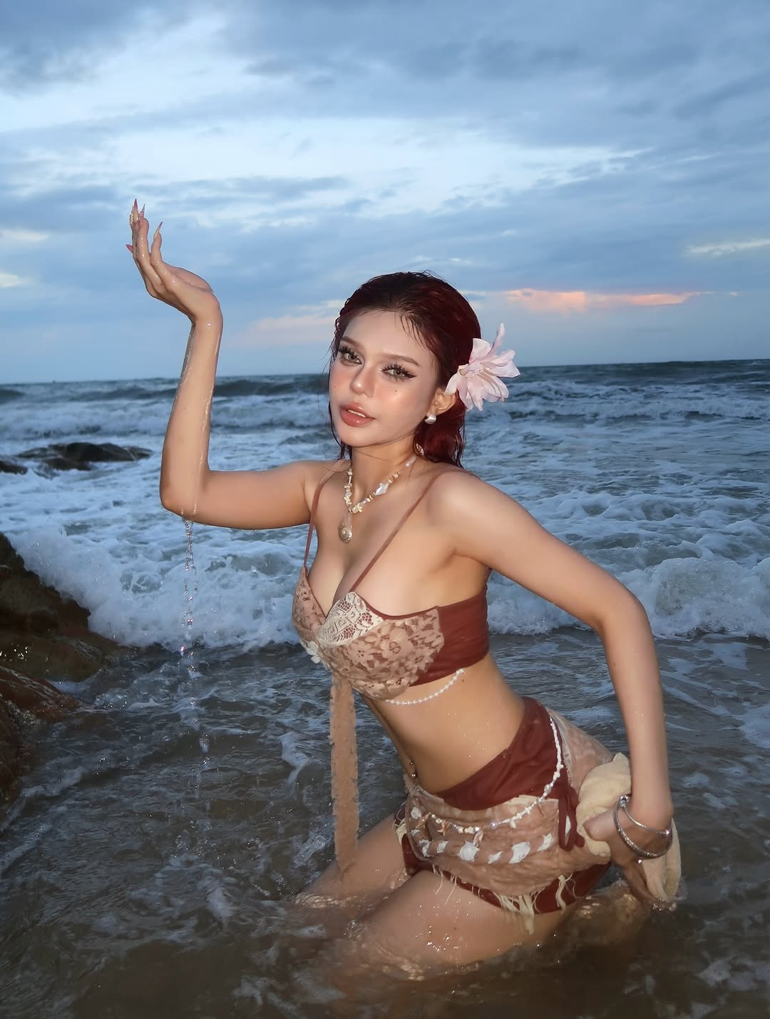 Mặc dù ở phần bình luận, vẫn nhiều ý kiến bày tỏ quan điểm về ngoại hình của cô nàng sau phẫu thuật thẩm mỹ, thế nhưng bên cạnh đó cũng có nhiều lời khen dành cho phong cách thời trang đi biển của cô nàng.