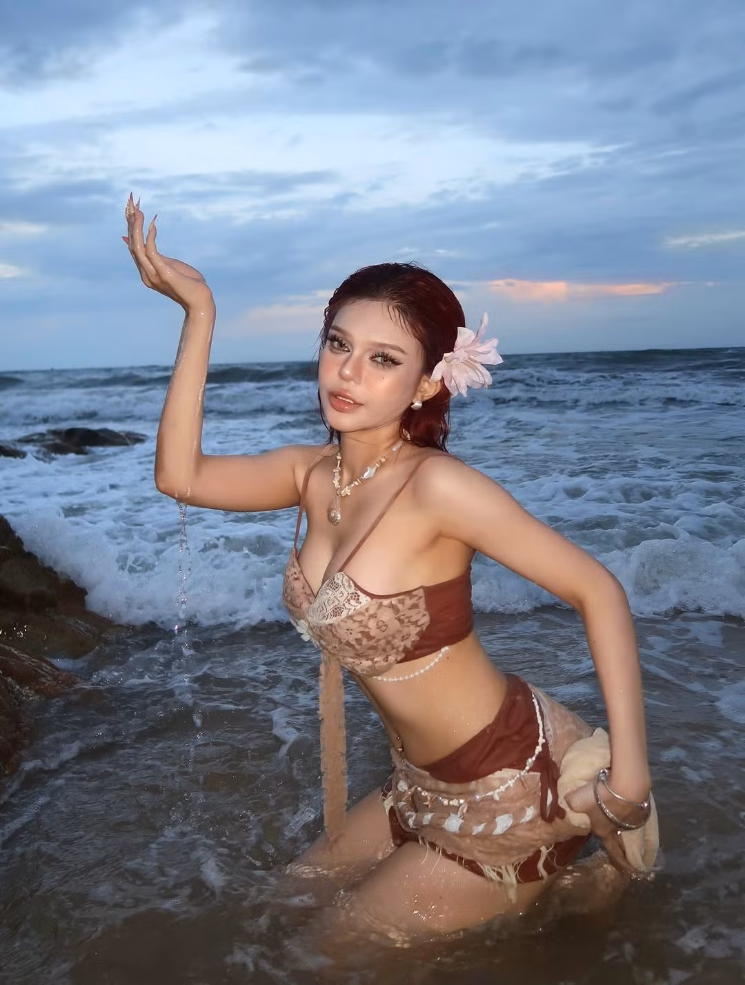 Mặc dù ở phần bình luận, vẫn nhiều ý kiến bày tỏ quan điểm về ngoại hình của cô nàng sau phẫu thuật thẩm mỹ, thế nhưng bên cạnh đó cũng có nhiều lời khen dành cho phong cách thời trang đi biển của cô nàng.