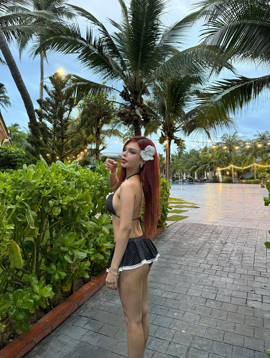 Đan Thy đã khéo léo biến hóa phong cách với các thiết kế bikini khác biệt, mỗi set đều mang một sức hút riêng. Với bộ bikini chấm bi đen trắng, cô nàng chọn kiểu dáng hai mảnh đơn giản nhưng được nhấn nhá bằng viền ren và chân váy lưới xòe điệu đà.