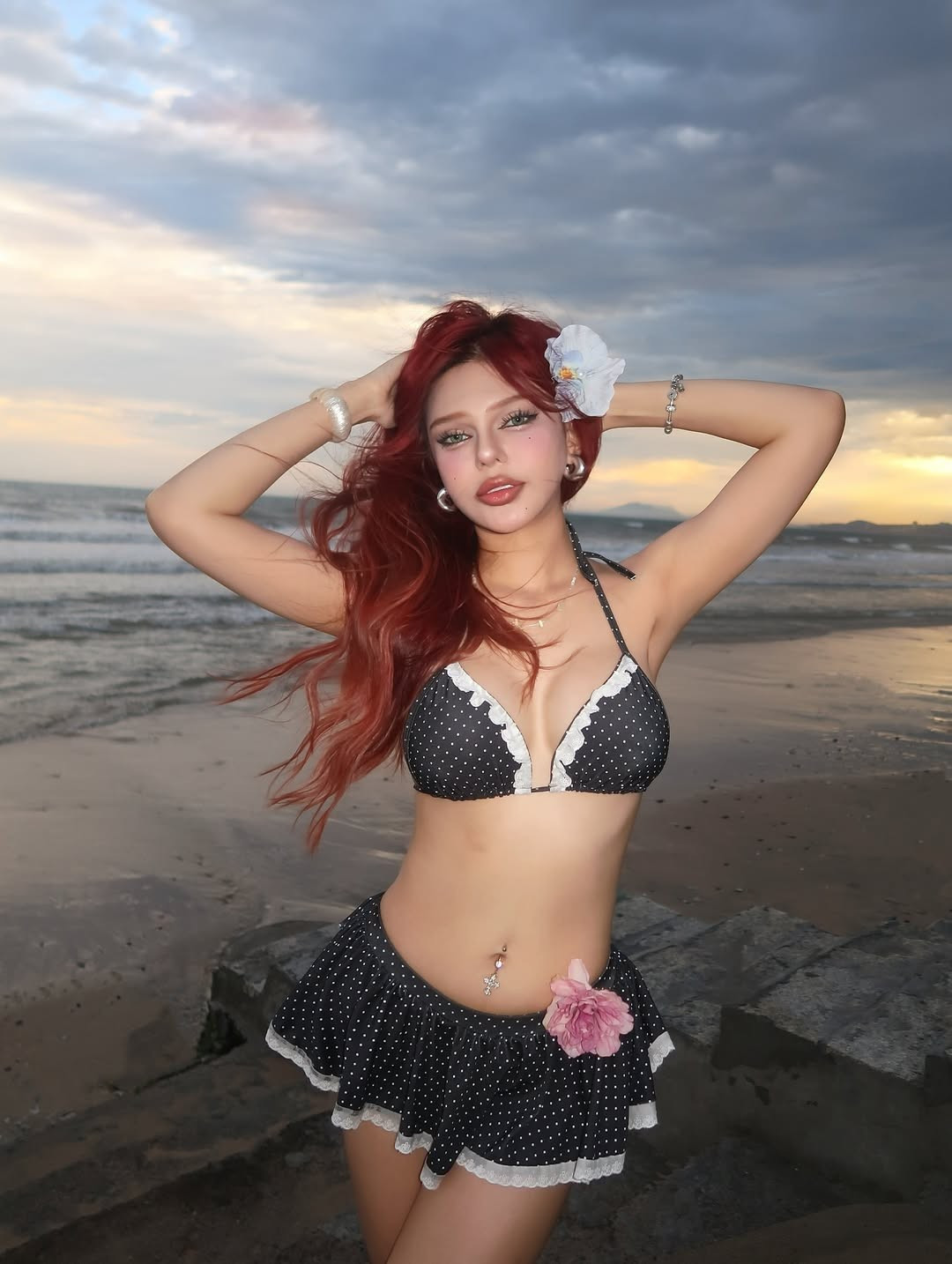 Trong những bức hình, Đan Thy nổi bật với mái tóc màu đỏ rực rỡ, tạo điểm nhấn mạnh mẽ và đầy cá tính.