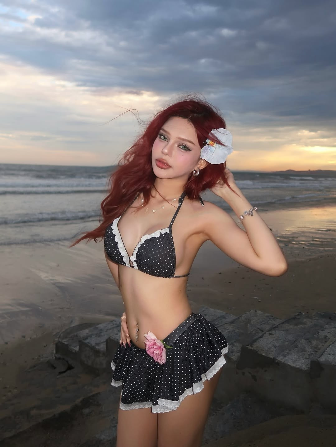 Từng gây tranh cãi khi bắt đầu con đường "chỉnh sửa sắc đẹp" từ năm 16 tuổi và trải qua "n lần" phẫu thuật thẩm mỹ, Đan Thy được nhiều người gọi là "nữ hoàng dao kéo" hay "hot girl dao kéo".