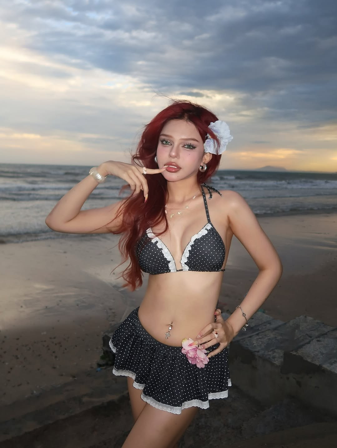 Gia nhập đường đua chào hè, Đan Thy khiến người hâm mộ "đứng ngồi không yên" khi tung ra loạt ảnh bikini khoe dáng nóng bỏng tại bãi biển.