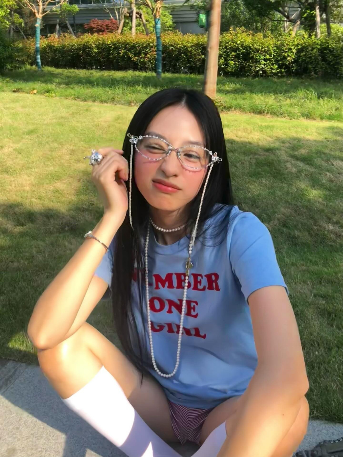 Khí chất của cô nàng luôn là điểm thu hút trong từng khung hình, khiến người đối diện không thể rời mắt.