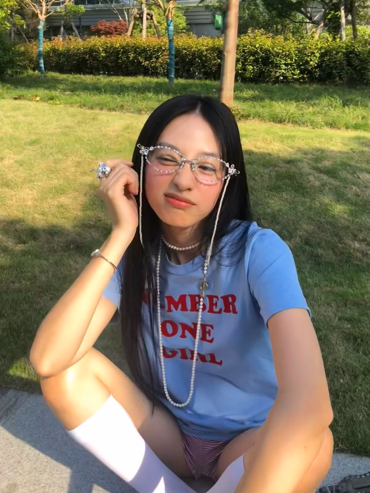 Khí chất của cô nàng luôn là điểm thu hút trong từng khung hình, khiến người đối diện không thể rời mắt.