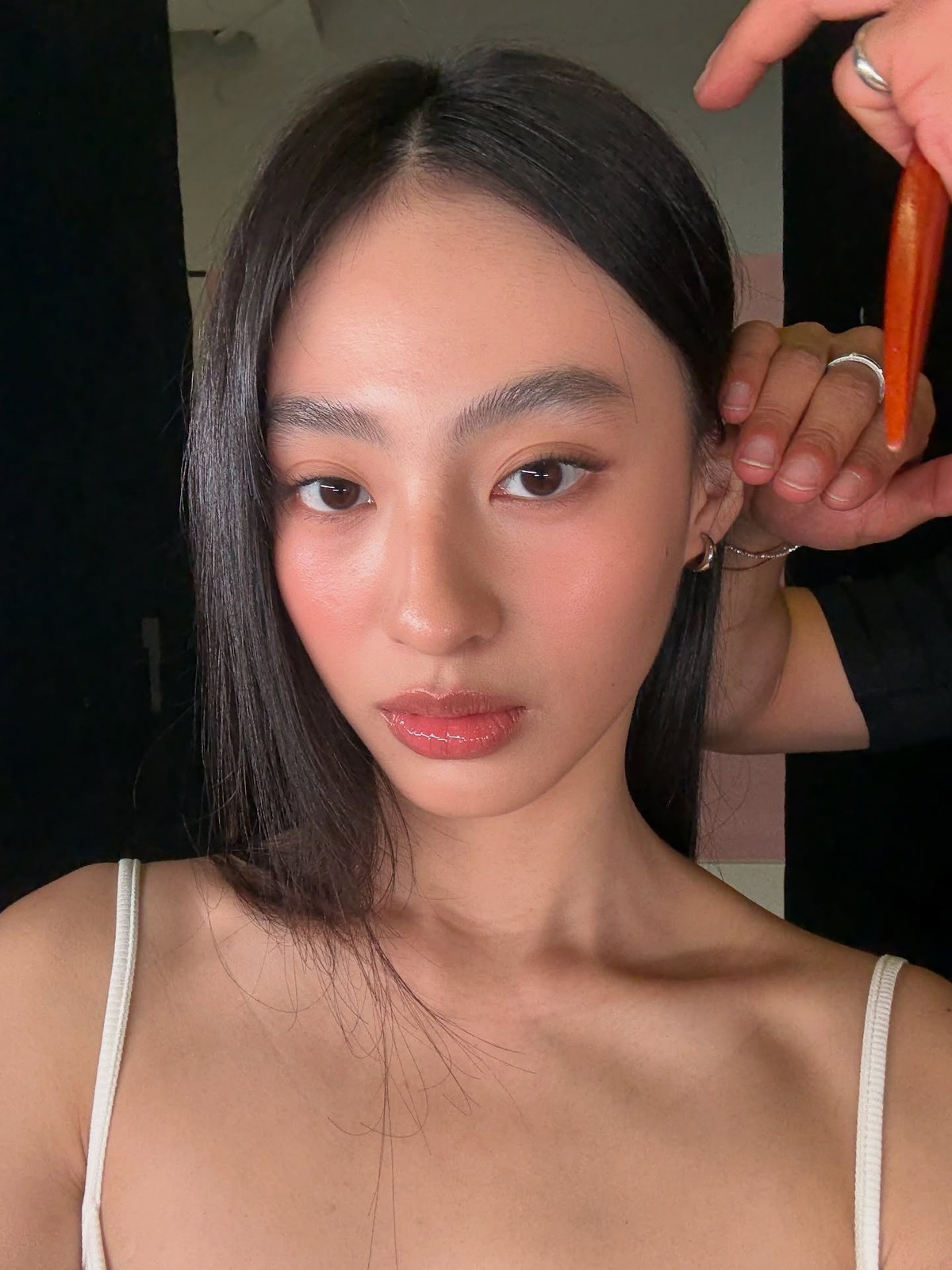 Ở đời thường, Dương Minh Ngọc ghi điểm với nhan sắc thanh thoát, ngọt ngào. Cô luôn ưu tiên lối trang điểm nhẹ nhàng, tập trung vào mắt và môi để tôn lên nét trong trẻo tự nhiên.