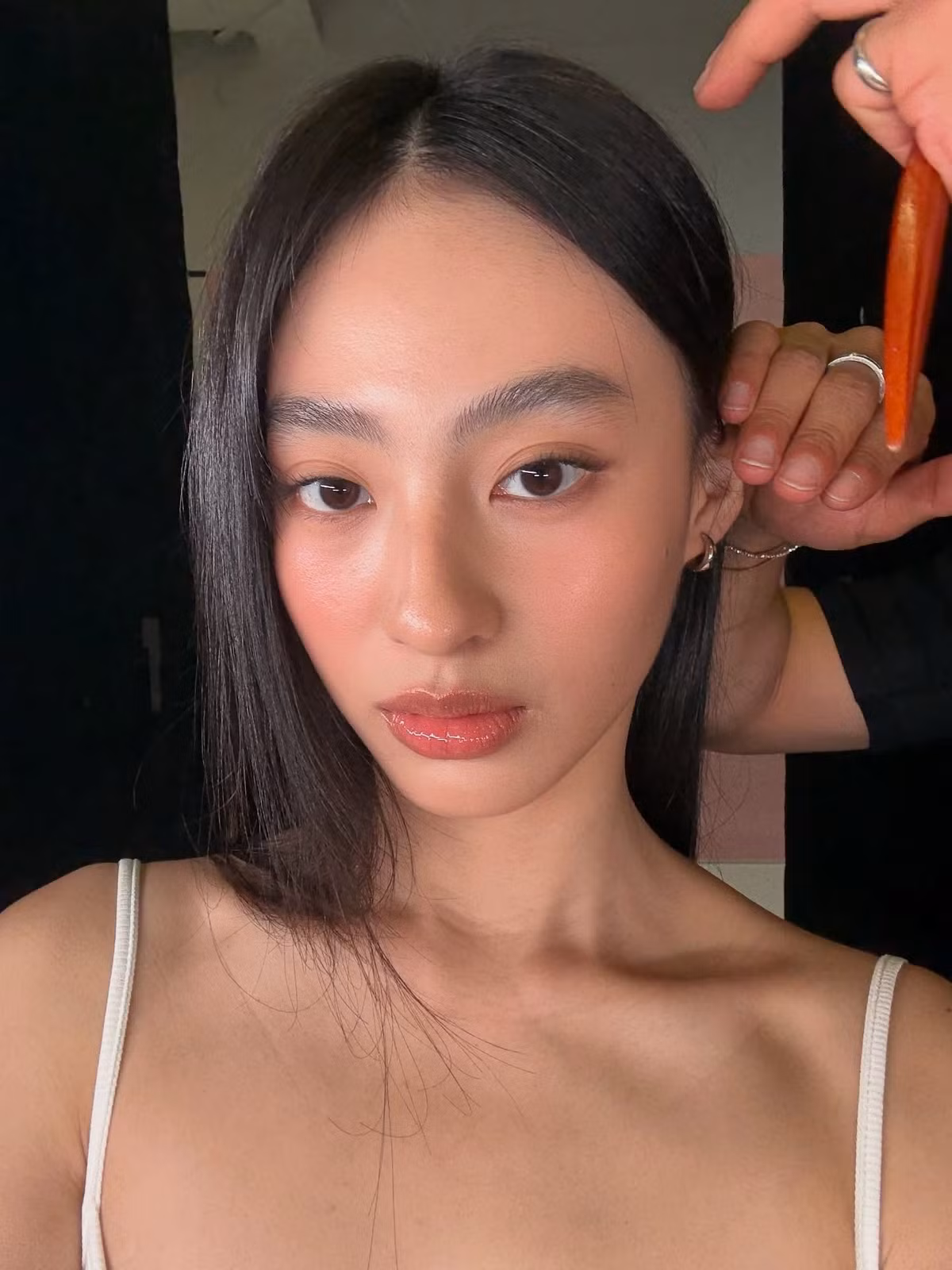 Ở đời thường, Dương Minh Ngọc ghi điểm với nhan sắc thanh thoát, ngọt ngào. Cô luôn ưu tiên lối trang điểm nhẹ nhàng, tập trung vào mắt và môi để tôn lên nét trong trẻo tự nhiên.