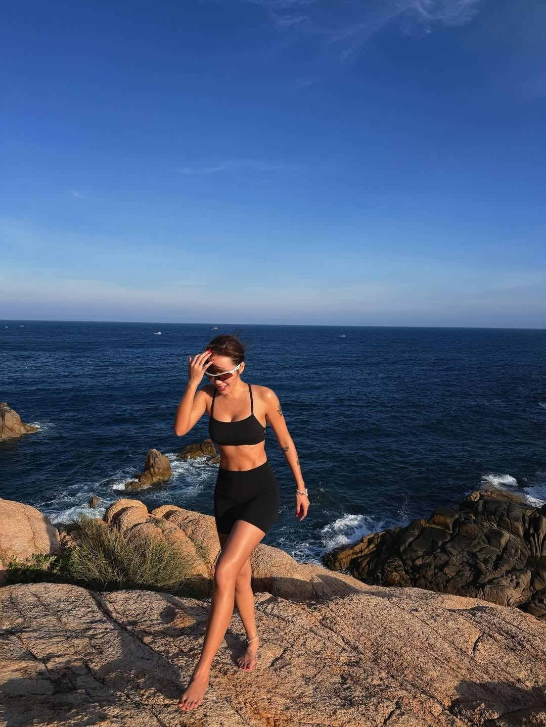 Đáng chú ý, làn da nâu bóng khỏe dưới ánh nắng vàng rực rỡ của biển cả càng làm tôn lên vẻ đẹp hiện đại và tràn đầy năng lượng của cô. (Ảnh: IGNV)