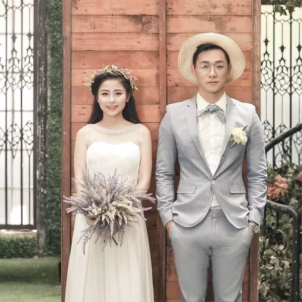 10 năm trước, bộ ảnh cưới của cặp đôi cũng từng "gây bão" mạng xã hội. Khác với phong cách tối giản, sang trọng hiện tại, bộ ảnh năm 2015 mang hơi hướng lãng mạn, trẻ trung và đậm chất Hàn Quốc, với nhiều khoảnh khắc nhí nhảnh, dễ thương, đúng với hình tượng hot teen của cả hai thời điểm đó. (Ảnh: FB Nguyễn Nam Thương)