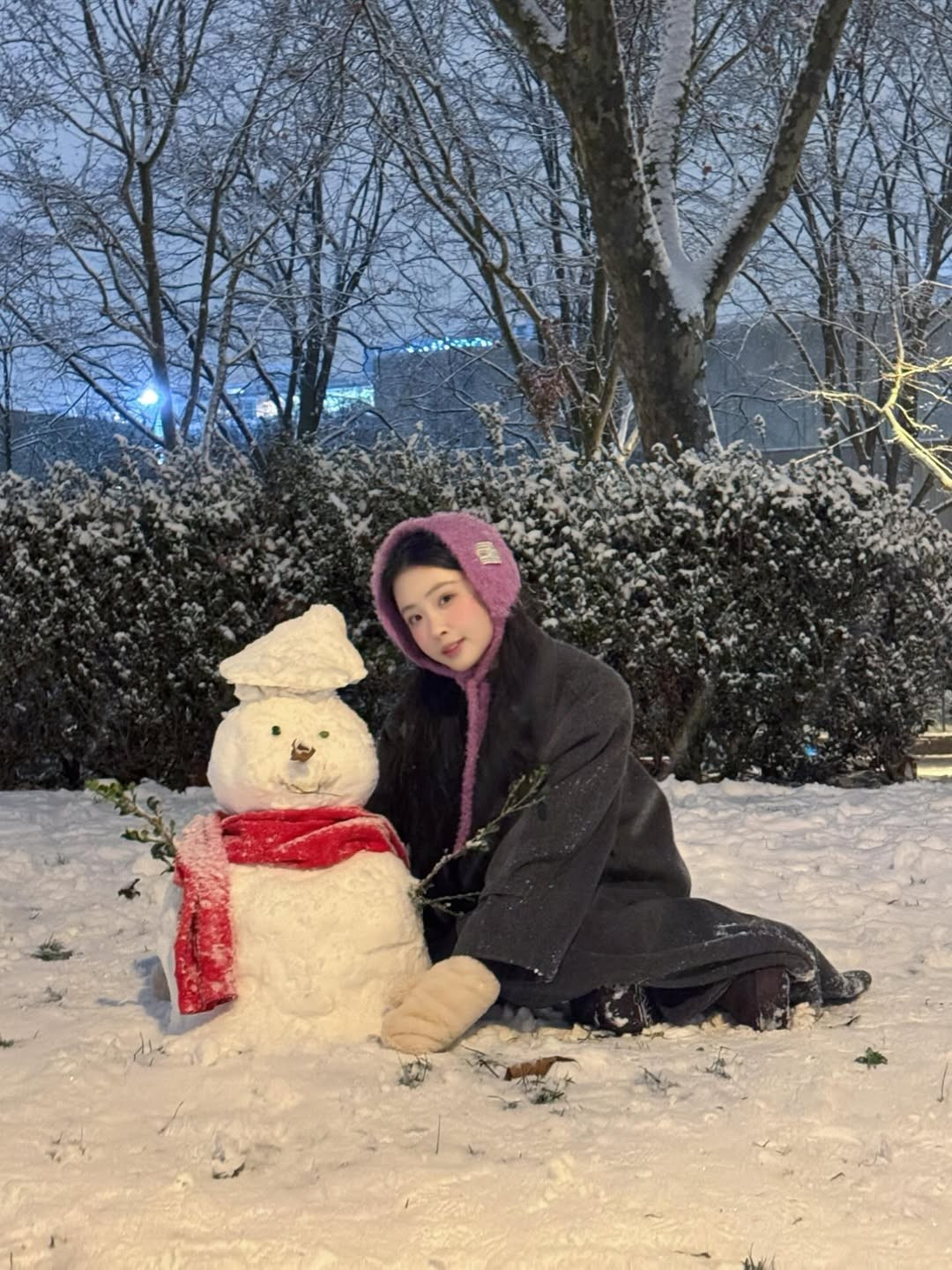 Lưu Dương định hình phong cách thời trang nữ tính, nhẹ nhàng nhưng vẫn rất sành điệu. Cô thường ưu tiên các trang phục đơn giản, có tính ứng dụng cao nhưng cách phối đồ thông minh giúp cô luôn toát lên khí chất của một "thiên kim tiểu thư" hiện đại. (Ảnh: IGNV)