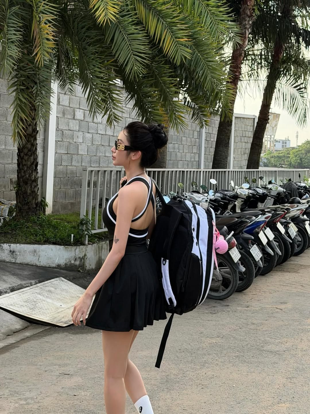 Dù là khoảnh khắc cầm vợt trên sân tập, hay tạo dáng bên chiếc xe sang, Quỳnh Như đều chứng minh được khả năng làm chủ mọi góc máy và trở thành tâm điểm của sự chú ý. (Ảnh: IGNV)