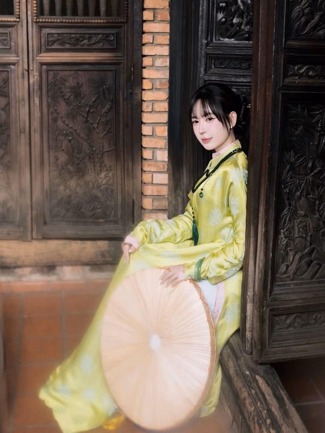 Nếu như bộ bà ba mang đến vẻ trẻ trung, hiện đại thì loạt ảnh với Áo dài ngũ thân trước đó lại cho thấy một khía cạnh hoàn toàn khác của bà xã Fabo Nguyễn: sang trọng, quyền quý và đầy hoài cổ. (Ảnh: IGNV)