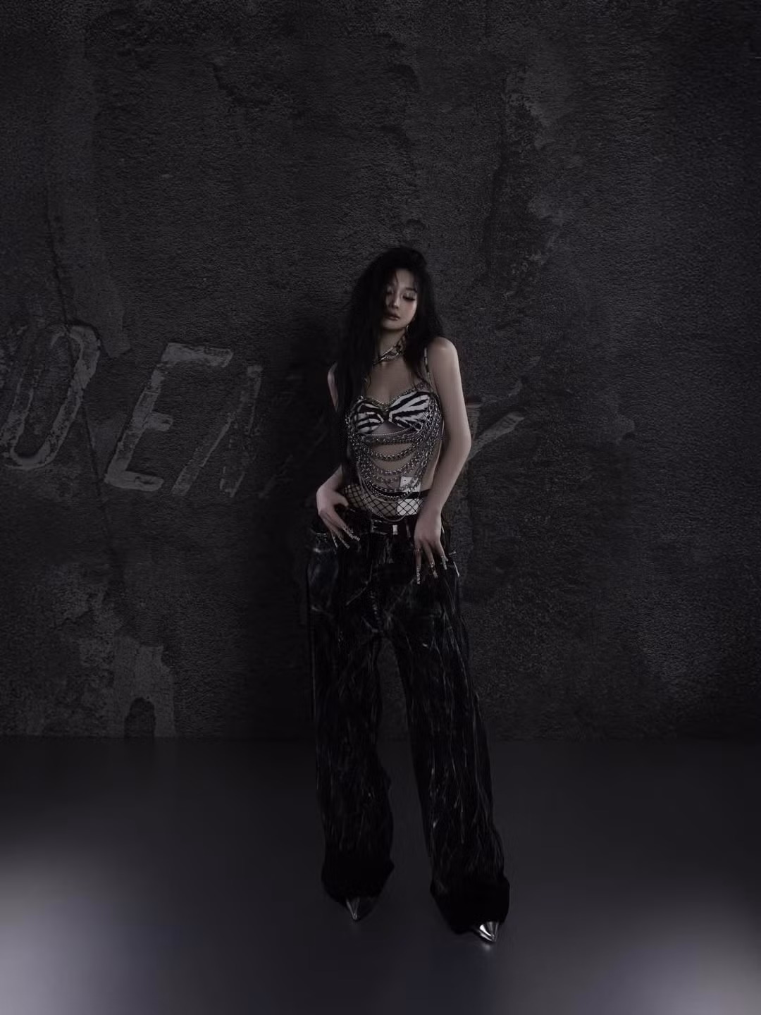 Cách cô nàng thả dáng cũng đầy phóng khoáng và cuốn hút, không sử dụng thêm các đạo cụ cầu kỳ, chính biểu cảm của Jun Vũ đã mang đến sự lôi cuốn cho bộ ảnh. (Ảnh: IGNV)