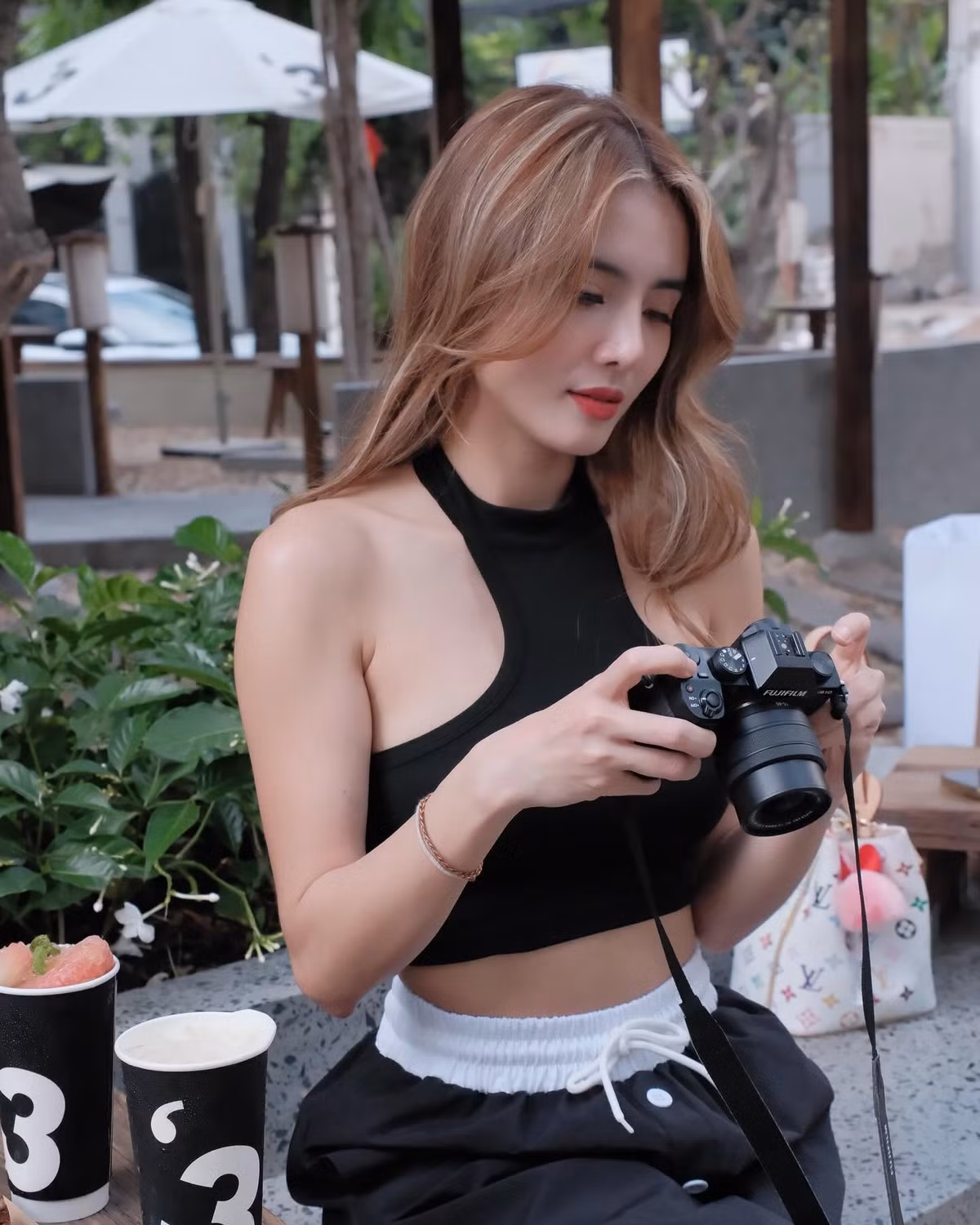 Cô toát lên khí chất của một quý cô thành thị – vừa duyên dáng, thanh lịch vừa biết cách chăm chút hình ảnh bản thân một cách tinh tế.