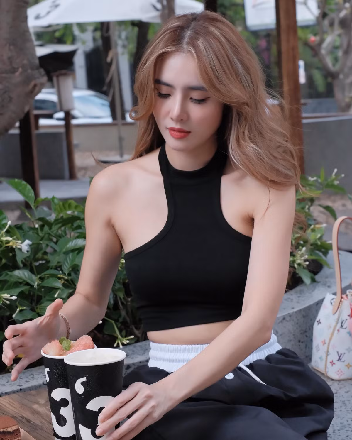 Khánh Chi không chỉ gây ấn tượng bởi vóc dáng chuẩn chỉnh mà còn bởi thần thái tự tin, nhẹ nhàng và sang trọng.