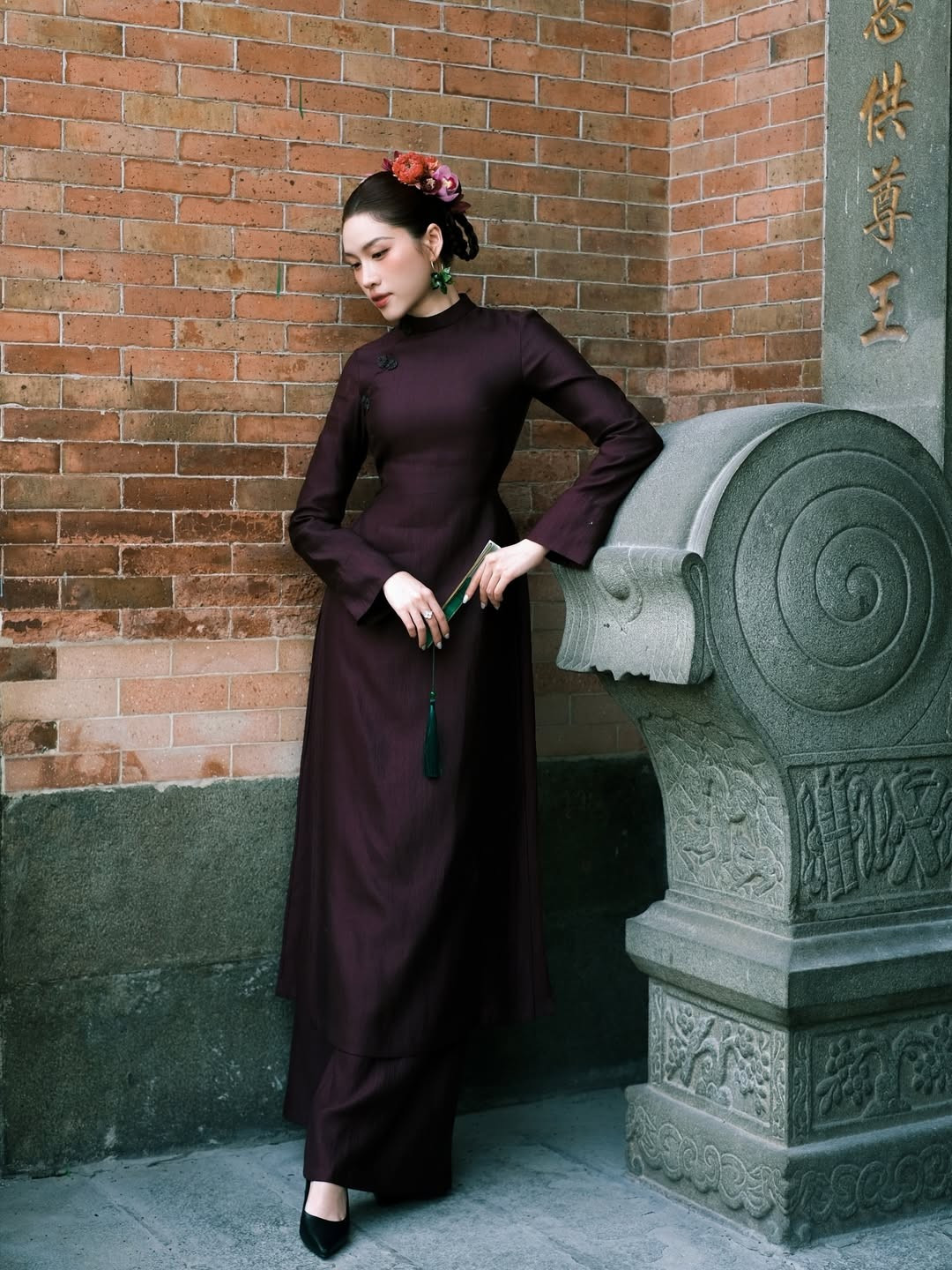 Thanh Thanh Huyền thả dáng bên những bức tường gạch cổ kính, tạo nên một khung cảnh hoài niệm, bình yên. (Ảnh: IGNV)