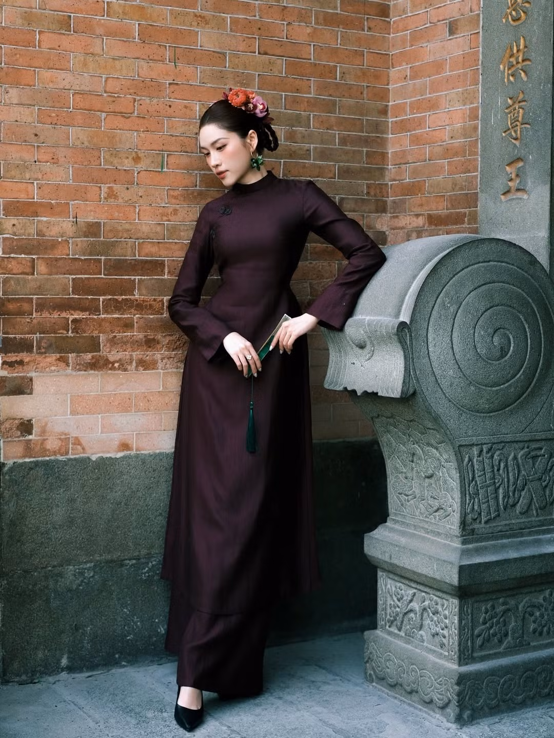 Thanh Thanh Huyền thả dáng bên những bức tường gạch cổ kính, tạo nên một khung cảnh hoài niệm, bình yên. (Ảnh: IGNV)