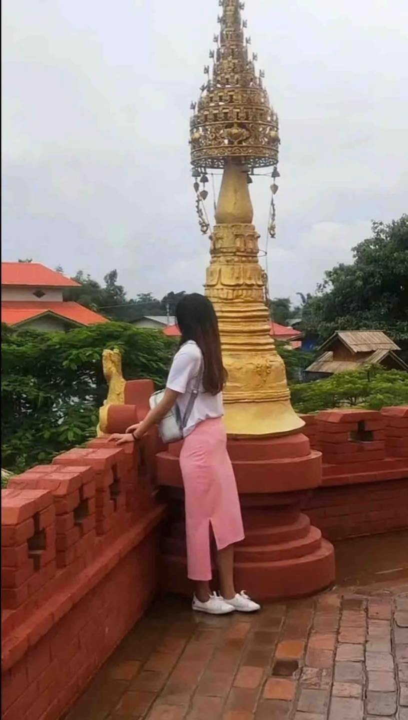 Góc chụp "gây lú" vô cùng, không biết cô gái đang quay về phía nào.