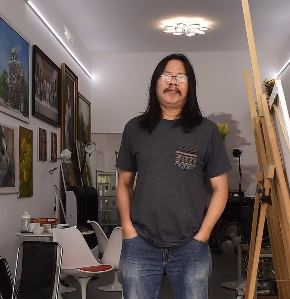 Được biết, tác giả của bức tranh gây bão này là họa sĩ Lê Sâm. Ông là một nghệ sĩ chuyên vẽ tranh tả thực (Hyperrealism), một phong cách hội họa đòi hỏi sự tỉ mỉ, độ chính xác gần như tuyệt đối để tái hiện sự vật, hiện tượng chân thật đến mức khó tin.