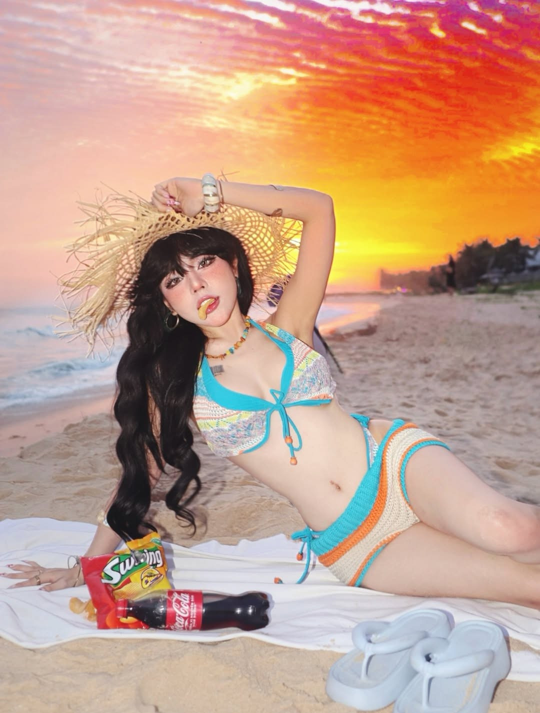 Thay vì những bộ bikini truyền thống, Bảo Khuyên chọn diện set đồ crochet (len móc) đa sắc màu - một xu hướng đang rất được giới trẻ ưa chuộng bởi vẻ ngoài vừa mang hơi hướng du mục, vừa hiện đại, cá tính. (Ảnh: IGNV)