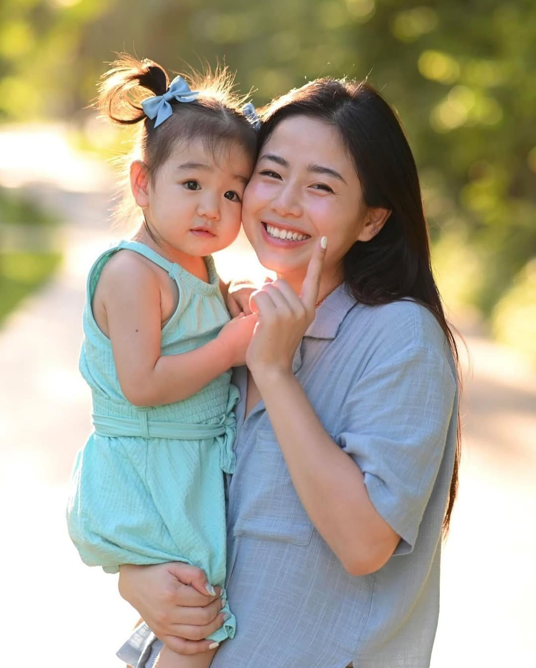 Trên trang cá nhân, Nam Thương thường xuyên đăng tải những khoảnh khắc nhẹ nhàng, bình yên bên gia đình nhỏ. Cô cũng xây dựng kênh riêng của gia đình để ghi lại những dấu ấn trong hành trình trưởng thành của những thiên thần nhỏ nhà mình. (Ảnh: IGNV)