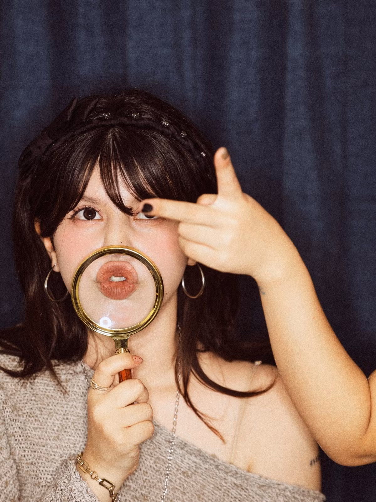 Phong cách trang điểm nhẹ nhàng, đặc biệt là phần má hồng phớt kiểu Hàn Quốc, giúp làm nổi bật vẻ tươi tắn, đáng yêu tự nhiên. (Ảnh: FBNV)