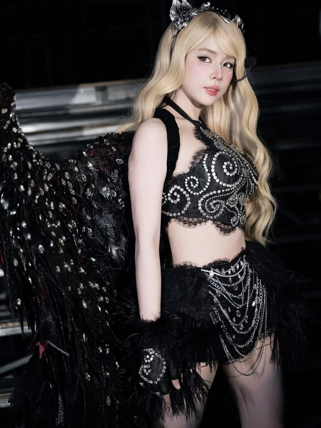 Những khoảnh khắc bắt trọn lúc cô nàng đang phiêu theo giai điệu cho thấy nguồn năng lượng khổng lồ mà cô truyền đến khán giả. Với khả năng làm chủ sân khấu, Mie đã biến Y-Concert thành một không gian âm nhạc bùng nổ, khiến hàng chục nghìn khán giả có mặt không thể đứng yên. (Ảnh: IGNV)