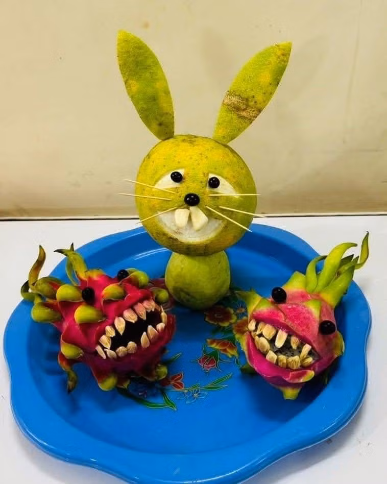 Trong bộ ảnh được chia sẻ, thay vì những hình ảnh chị Hằng, chú Cuội, hay các con vật thân thiện, người mẹ đã khéo léo biến hóa những loại trái cây quen thuộc thành những nhân vật có phần "kinh dị" và "hầm hố". (Ảnh: FB Phạm Chuyên)