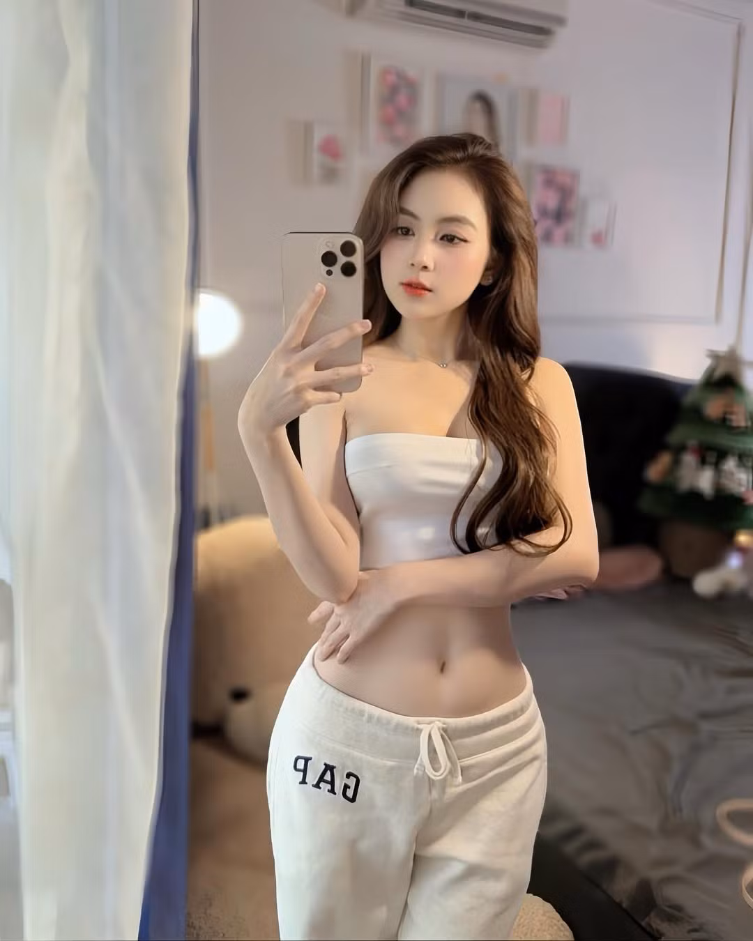 Trân Trần sở hữu gương mặt xinh đẹp với đường nét thanh tú, làn da trắng không tì vết.