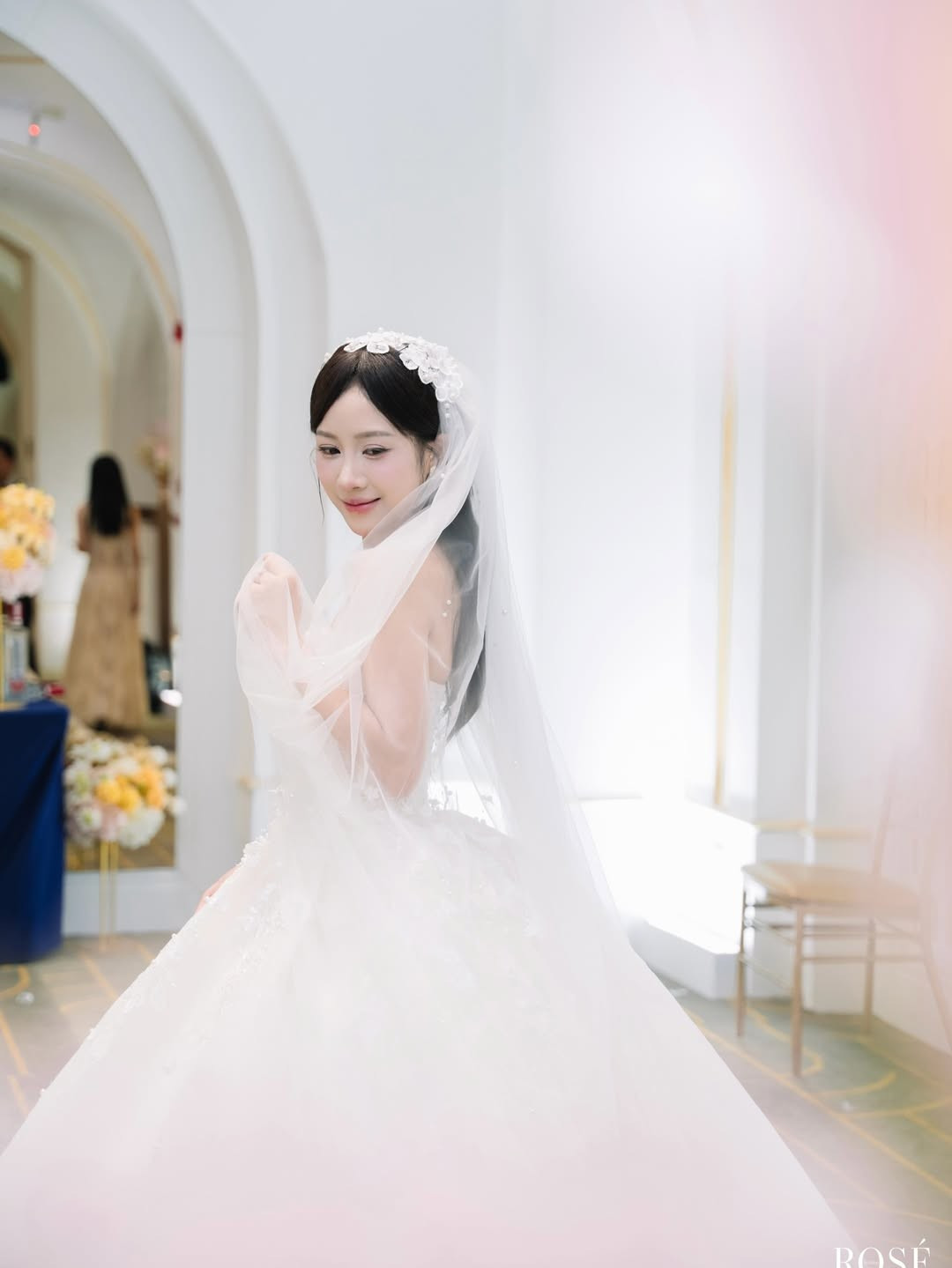 Tiệc cưới được tổ chức trong không gian ngập tràn hoa tươi với tông màu hồng pastel, trắng và ánh kim lãng mạn. Sân khấu lung linh với hàng ngàn ánh đèn lấp lánh, tạo cảm giác huyền ảo, ấm áp và vô cùng trang trọng. (Ảnh: IGNV)