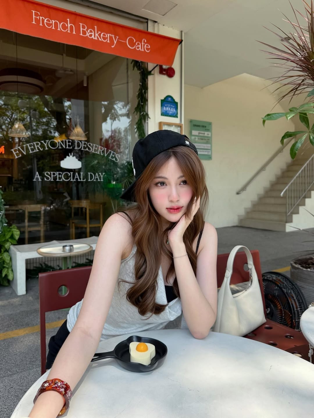 Không cần cầu kỳ, chỉ với những item cơ bản, cô nàng vẫn đủ sức chiếm trọn "spotlight" mỗi khi xuất hiện. (Ảnh: IGNV)