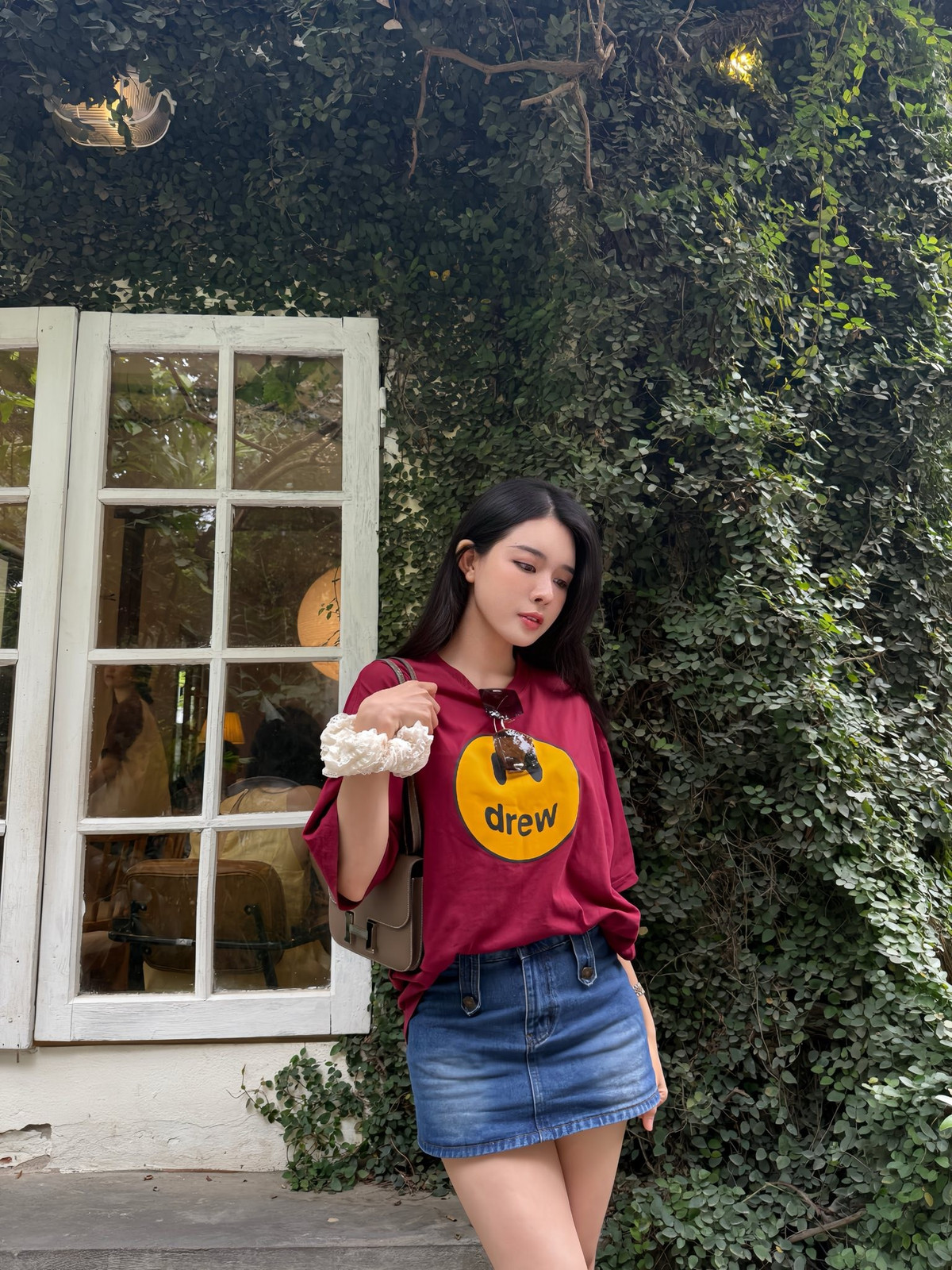 Sự kết hợp này không chỉ mang đến vẻ ngoài năng động, thoải mái mà còn giúp Khánh Linh khéo léo khoe đôi chân thon dài và vóc dáng cân đối đáng ngưỡng mộ.